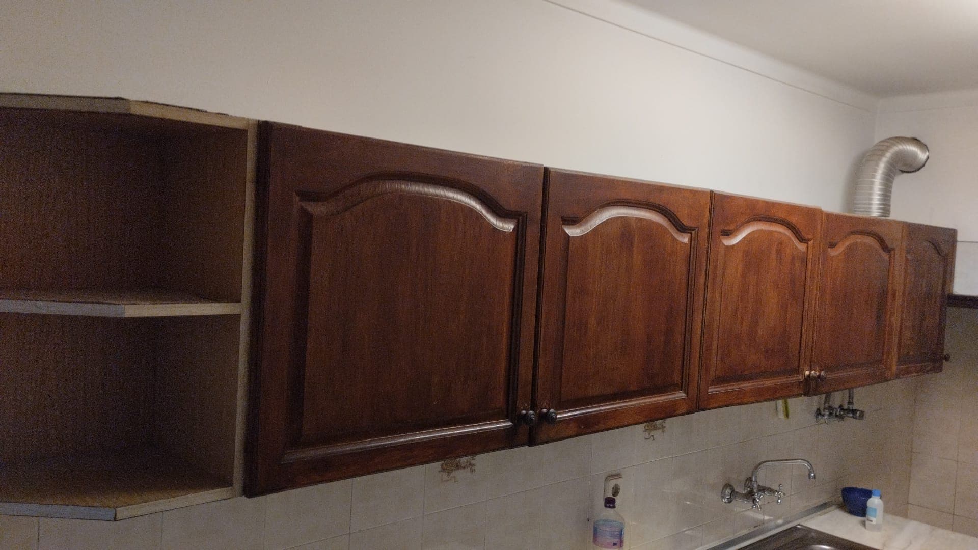 Armários de cozinha antigos com verniz castanho