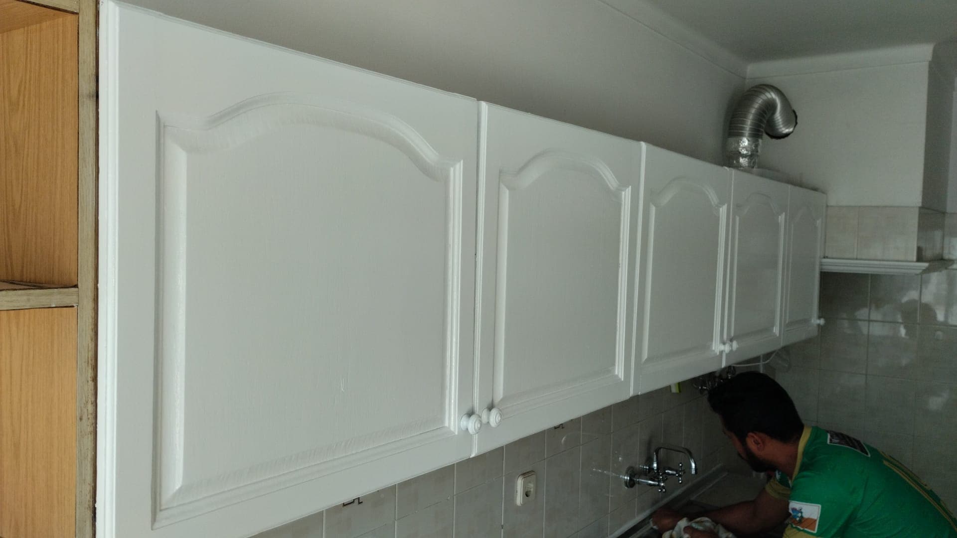 Armários de cozinha pintados de branco após renovação