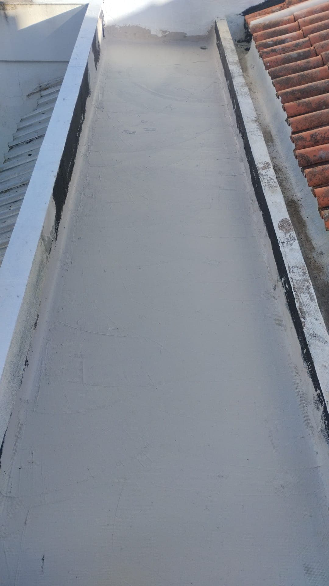 Terraço com nova camada de impermeabilizante claro